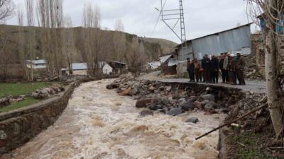 Erzurum’un Oltu ilçesinde etkili olan sağanak yağış ve eriyen kar
