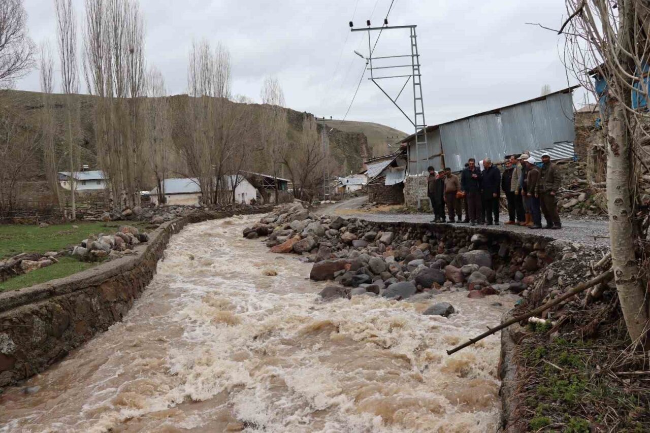 Erzurum’un Oltu ilçesinde etkili olan sağanak yağış ve eriyen kar
