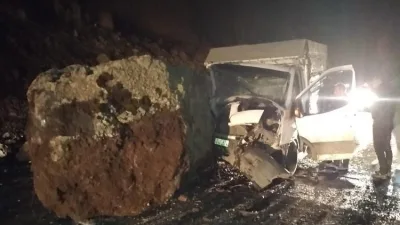 Erzurum’un Hınıs ilçesinde yol kenarına dev kaya düştü, 2 araca