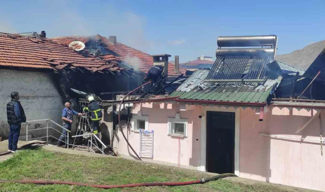 Sivas’ın Divriği ilçesinde müstakil evin çatısında çıkan yangın, bitişikteki binaya