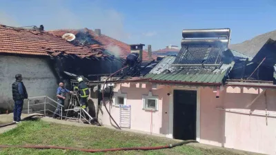 Sivas’ın Divriği ilçesinde müstakil evin çatısında çıkan yangın, bitişikteki binaya