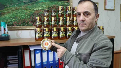 Anzer balında kilogram fiyatı 4 bin TL'ye kadar yükselirken, üreticiler