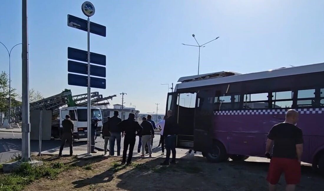 Sakarya’nın Arifiye ilçesinde ehliyetsiz sürücünün kullandığı kamyonun özel halk otobüsüne