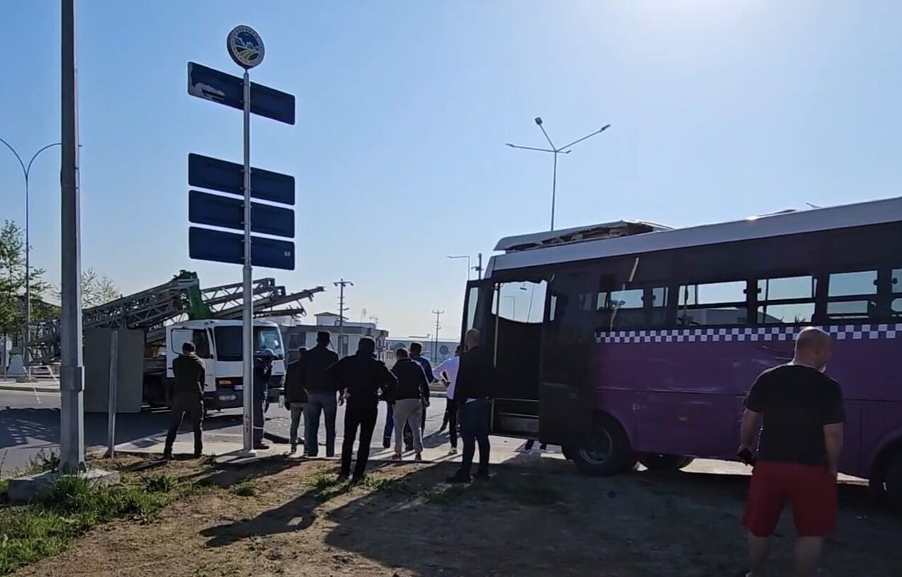 Sakarya’nın Arifiye ilçesinde ehliyetsiz sürücünün kullandığı kamyonun özel halk otobüsüne
