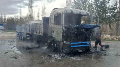 Sivas’ta park halindeki tır alev topuna döndü. Aracının yandığını gören