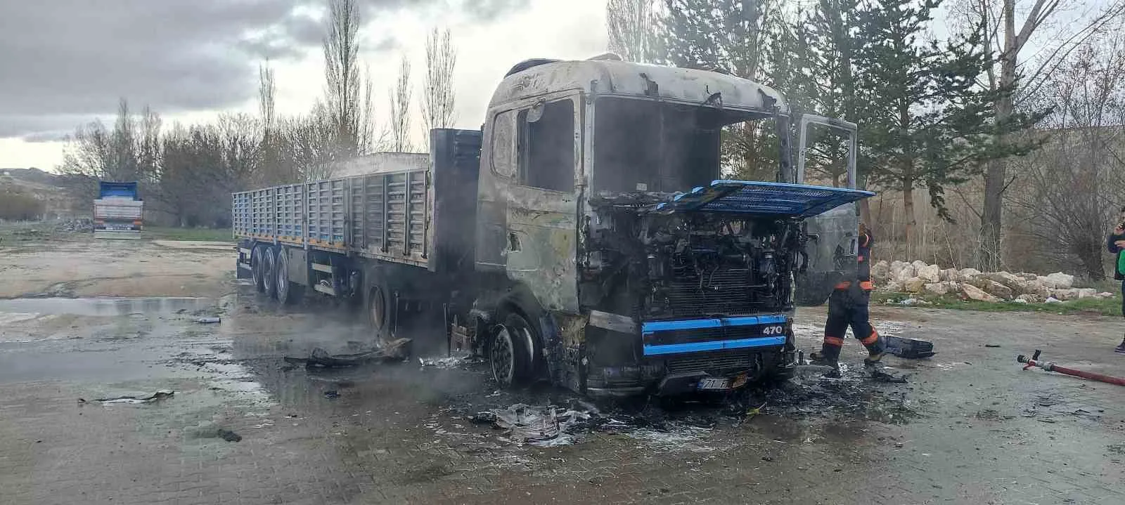 Sivas’ta park halindeki tır alev topuna döndü. Aracının yandığını gören