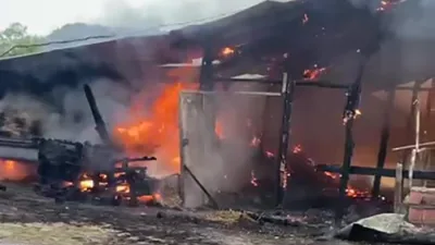Kocaeli’nin Karamürsel ilçesinde elektrik kontağından çıkan yangın samanlığı küle çevirdi,