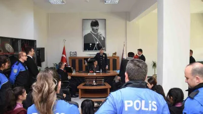 Erzincan'da Polis Haftası kapsamında öğrenciler, Emniyet Müdürü Zafer Baybaba'yı ziyaret