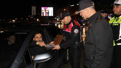 Amasya Emniyet Müdürlüğü, polis haftasında denetimlerde emniyet kemerini takmayan sürücüyü