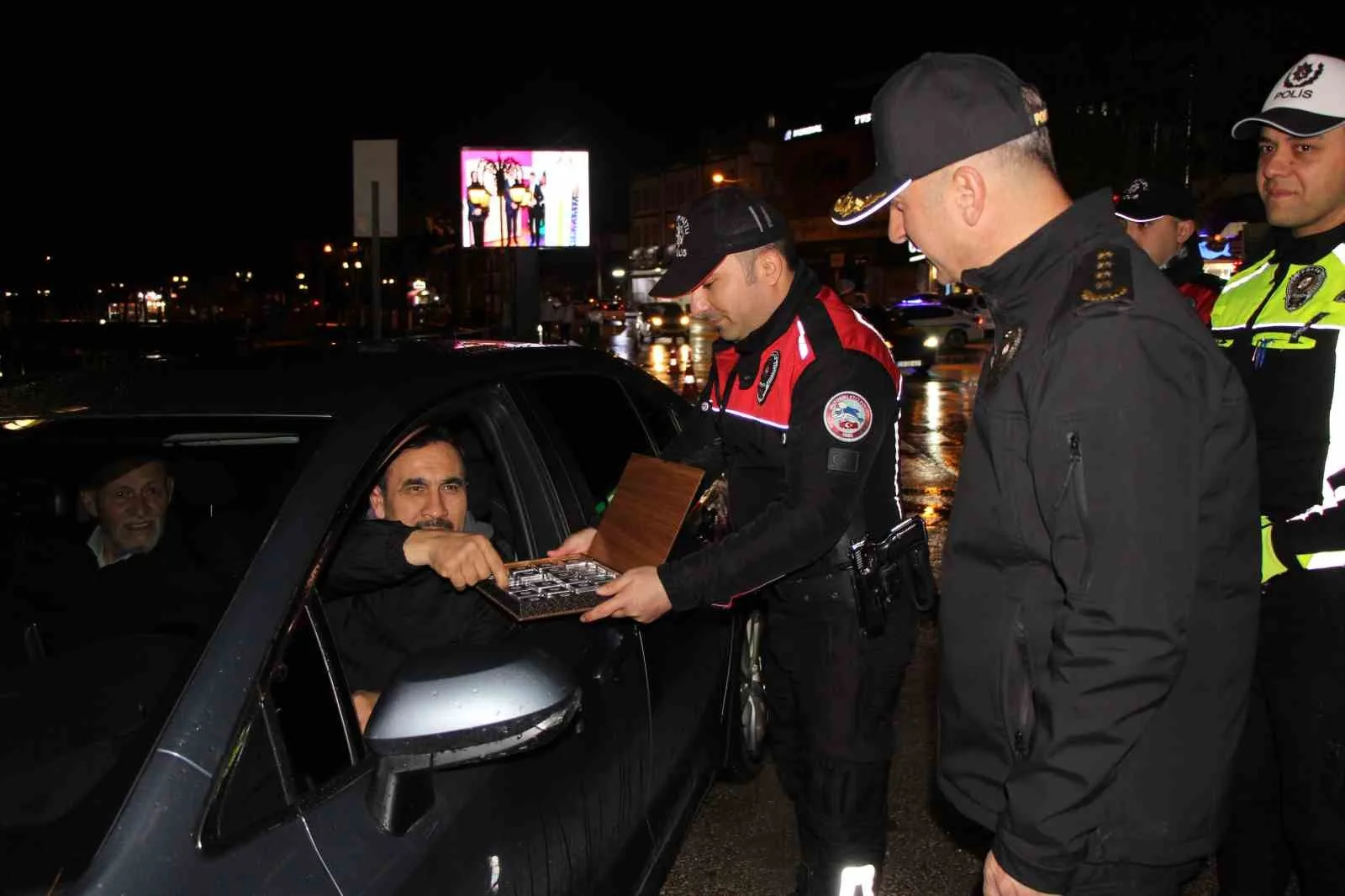 Amasya Emniyet Müdürlüğü, polis haftasında denetimlerde emniyet kemerini takmayan sürücüyü
