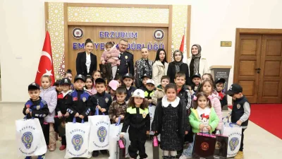 Bir grup anaokulu öğrencisi, öğretmenleriyle birlikte İl Emniyet Müdürü Kadir