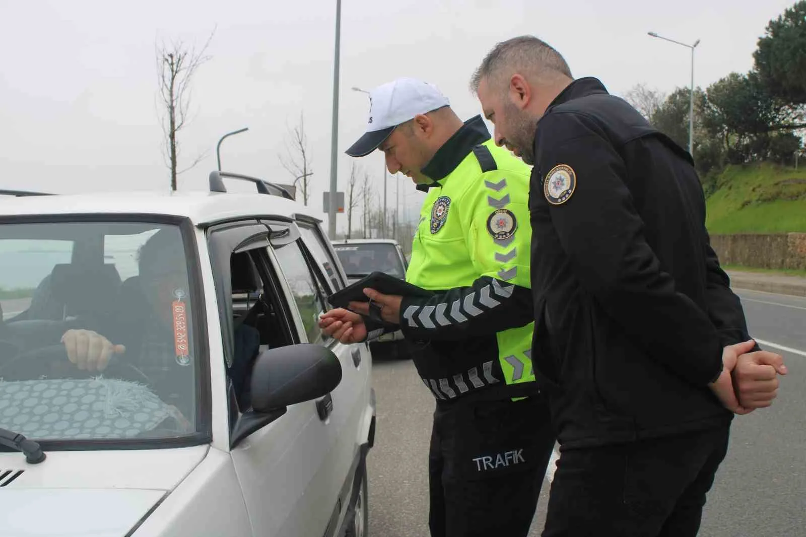 Ordu’nun Ünye ilçesinde polis ekipleri, 8 farklı noktada geniş çaplı