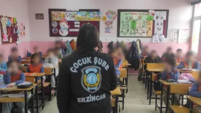 Erzincan’da polis ekiplerince, kent merkezinde bulunan okullarda kişisel güvenlik ve