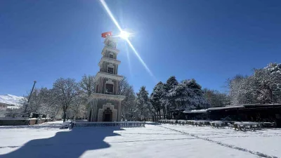 Erzincan’da gece saatlerinden itibaren kar yağışı etkili oldu. Baharı bekleyen