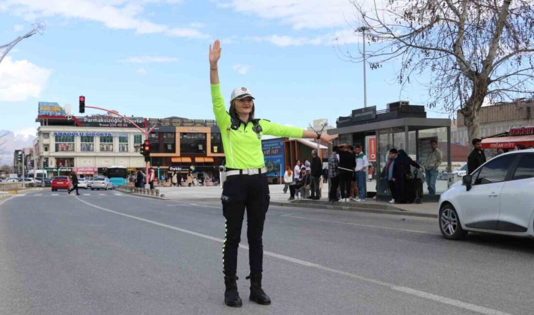 Erzincan’da kent trafiğine kadın eli değmişçesine ana yollarda, kalabalık caddelerde