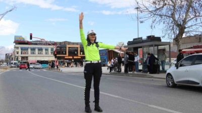 Erzincan’da kent trafiğine kadın eli değmişçesine ana yollarda, kalabalık caddelerde