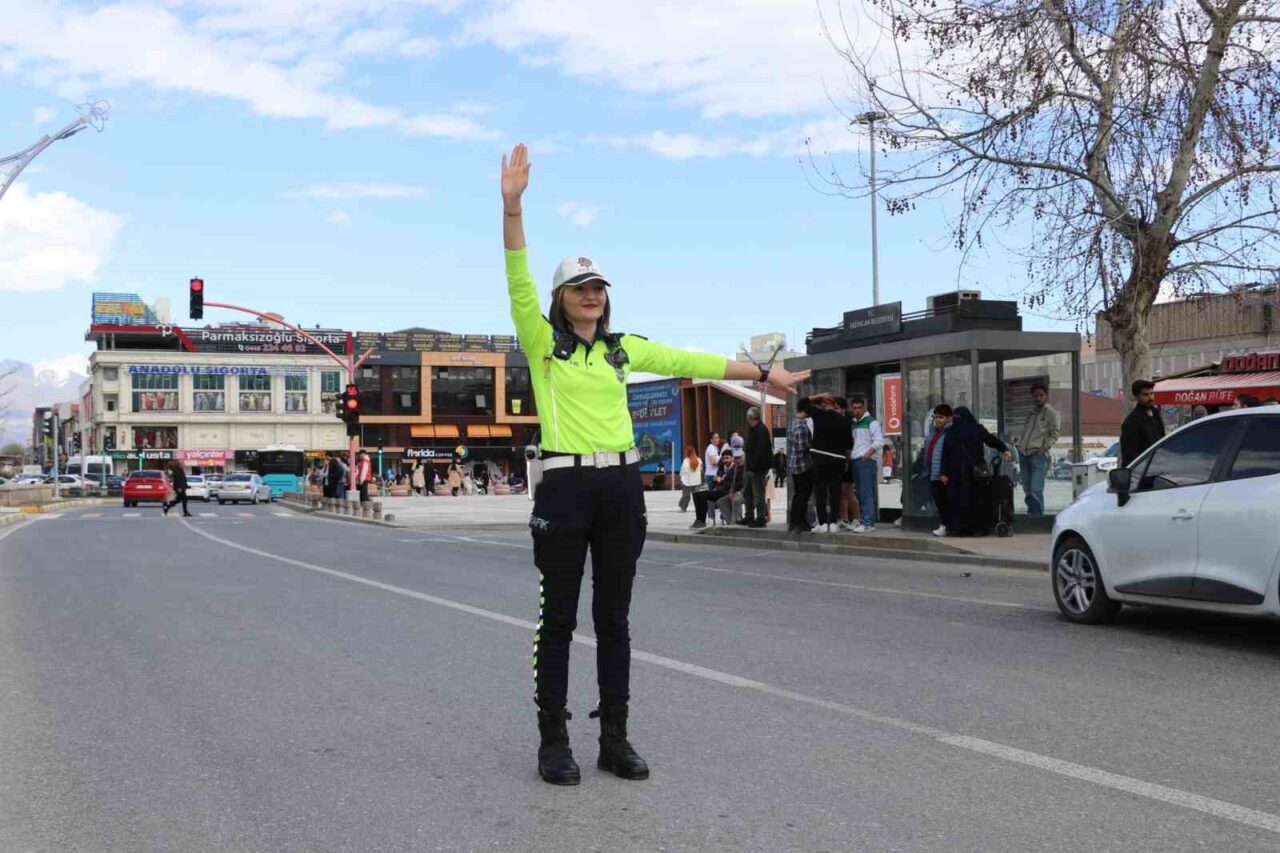 Erzincan’da kent trafiğine kadın eli değmişçesine ana yollarda, kalabalık caddelerde
