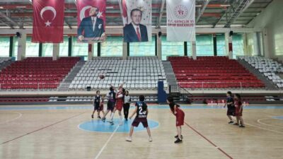 Erzincan’da 23 Nisan etkinlikleri kapsamında Basketbol İl Birinciliği müsabakaları düzenlendi.