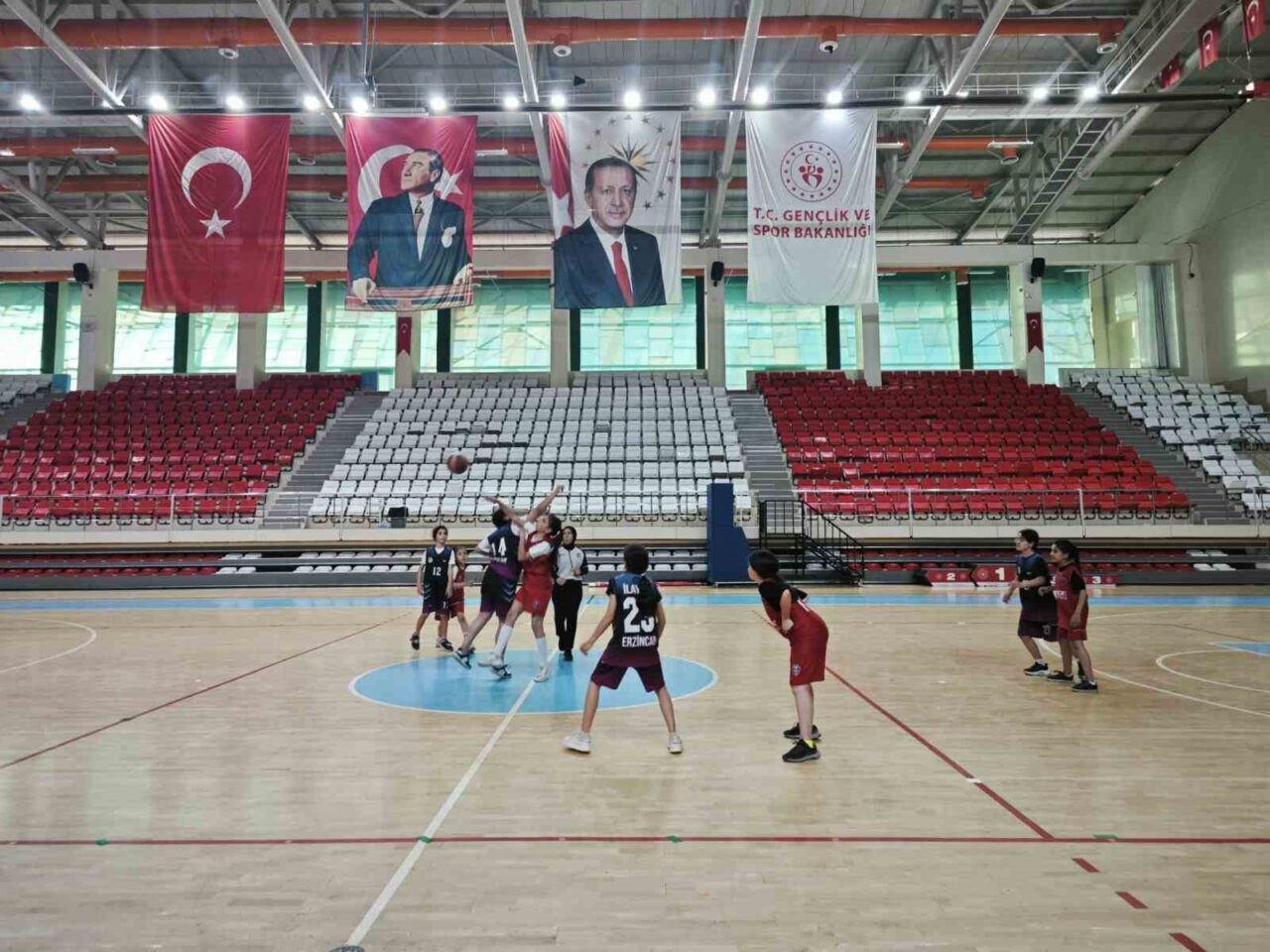 Erzincan’da 23 Nisan etkinlikleri kapsamında Basketbol İl Birinciliği müsabakaları düzenlendi.