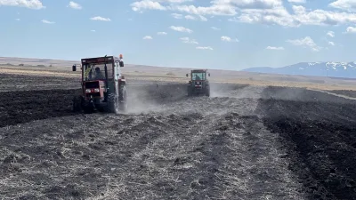 Erzincan'da kışın ardından çiftçiler, baharla birlikte tarla çalışmalarına başladı. Murat