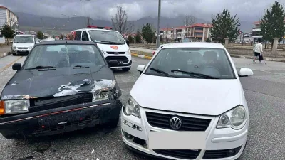 Erzincan'da Binali Yıldırım Bulvarı'nda meydana gelen kafa kafaya çarpışma sonucu