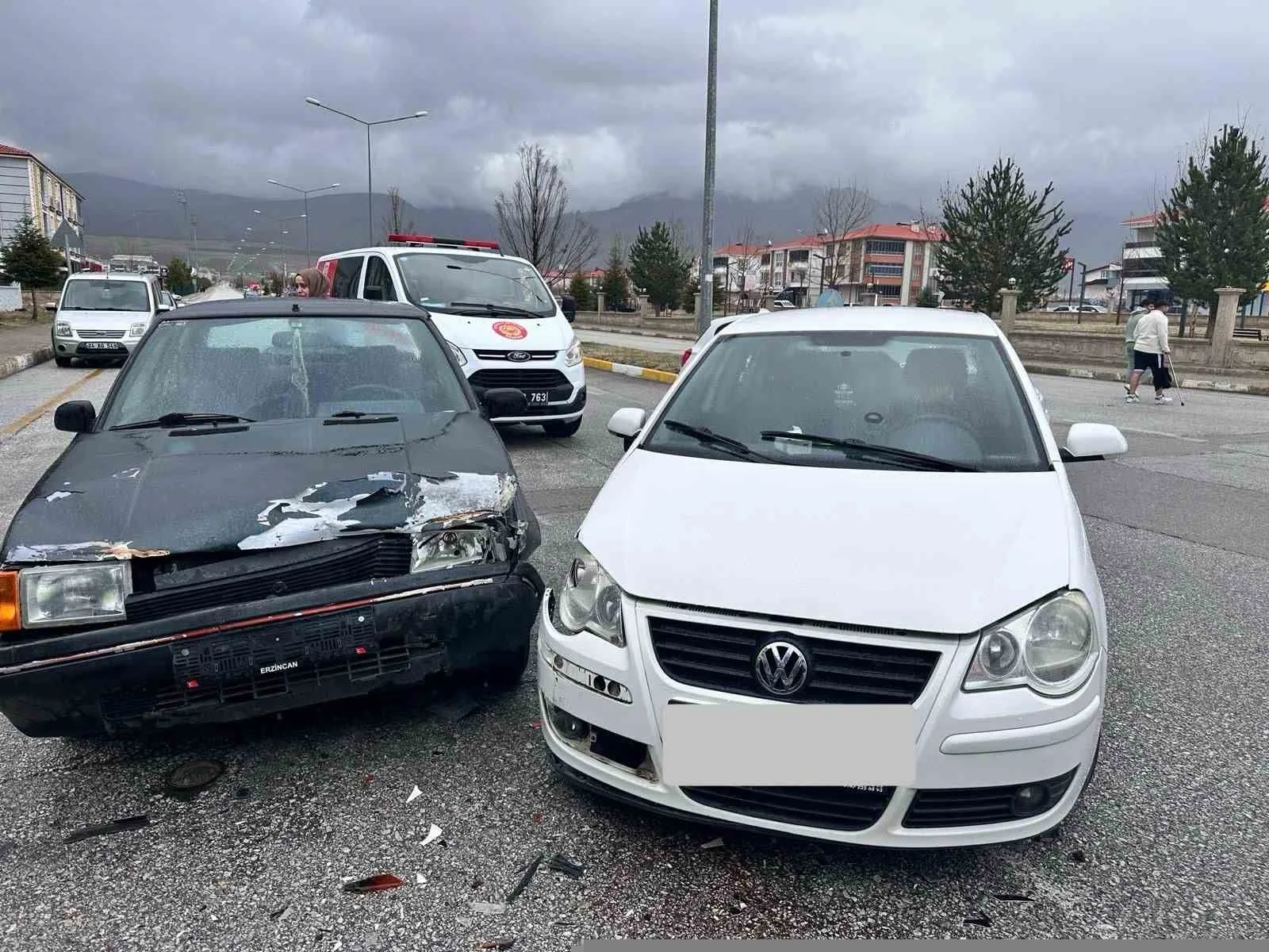 Erzincan'da Binali Yıldırım Bulvarı'nda meydana gelen kafa kafaya çarpışma sonucu