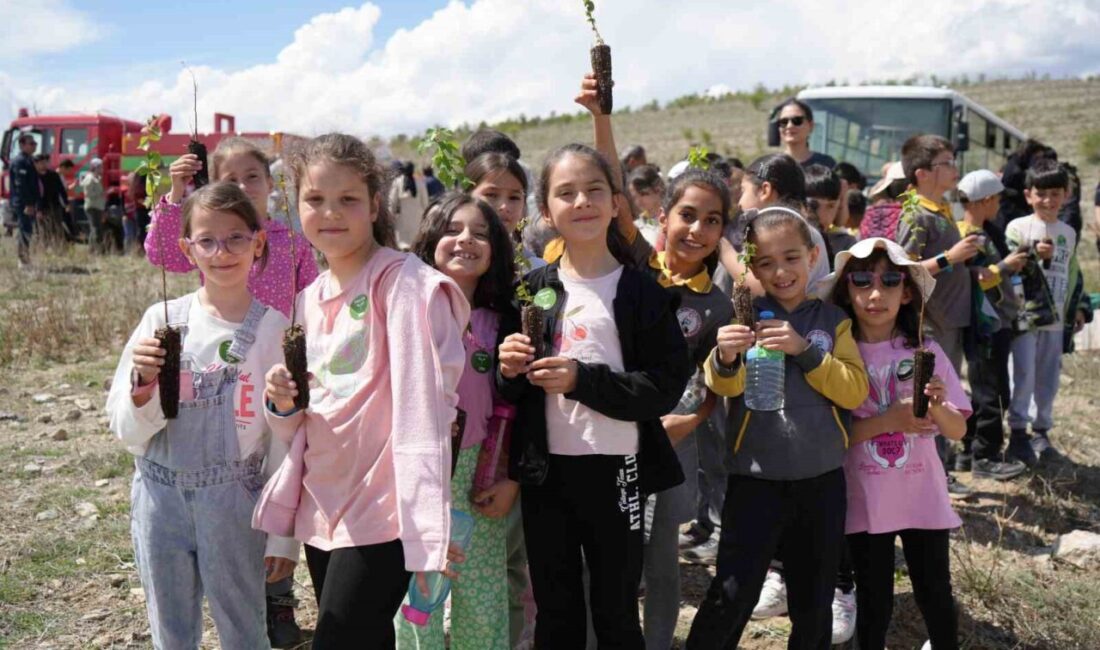 Erzincan’da fidan dikme şenliği düzenlendi. Gençleri ve çocukları buluşturan etkinlik