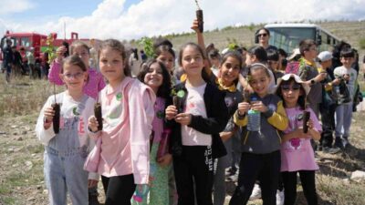 Erzincan’da fidan dikme şenliği düzenlendi. Gençleri ve çocukları buluşturan etkinlik
