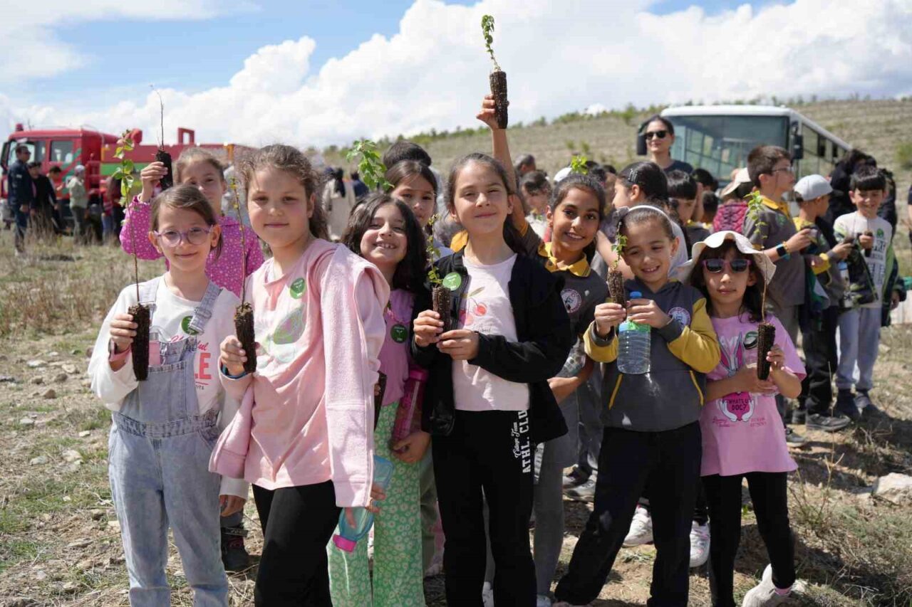 Erzincan’da fidan dikme şenliği düzenlendi. Gençleri ve çocukları buluşturan etkinlik