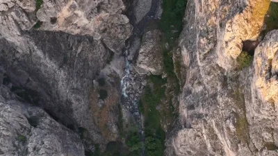 Erzincan'ın dağlarla kaplı coğrafyasında yaban keçileri kanyonları çevreleyen kayalıklarda görsel