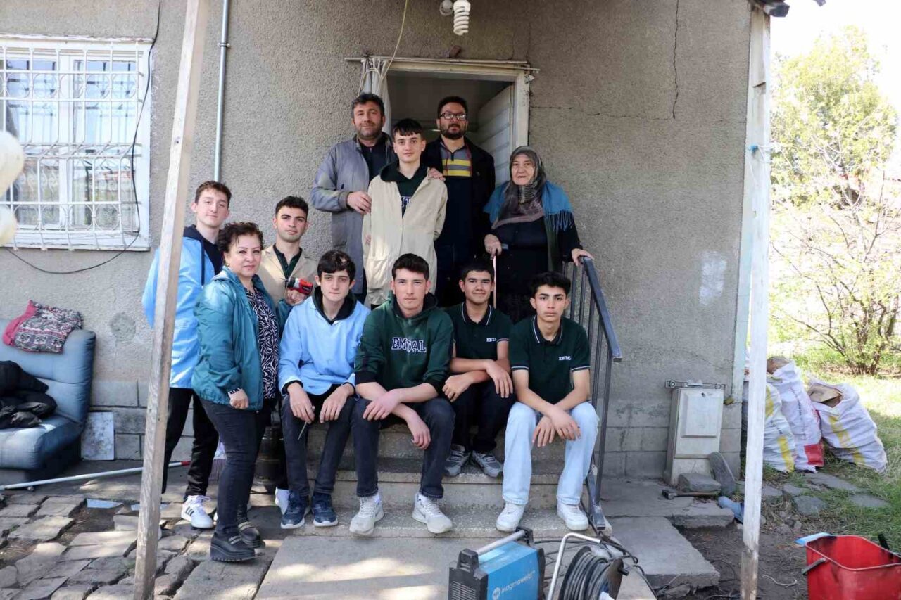 Erzincan’da meslek lisesi öğrencileri, yaşlılar ile ihtiyaç sahibi ailelerin evlerinde