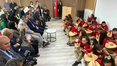Erzincan'da 16 müzik sınıfında eğitim gören Fevzi Efendi İlkokulu öğrencileri,