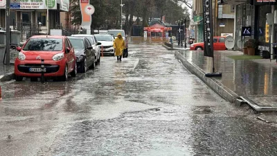 Erzincan’da etkili olan sağanak nedeniyle cadde ve sokaklar göle döndü.