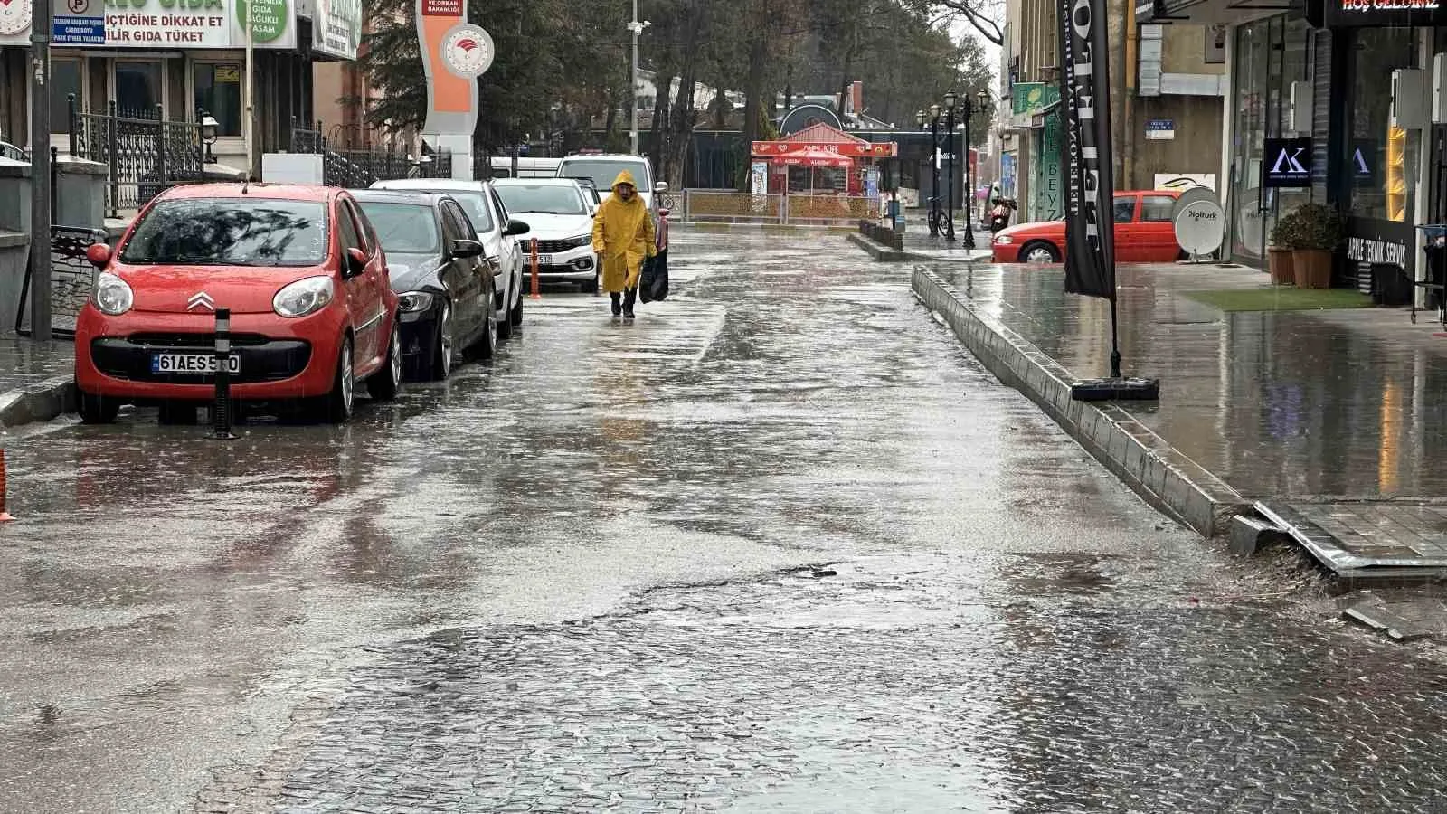 Erzincan’da etkili olan sağanak nedeniyle cadde ve sokaklar göle döndü.