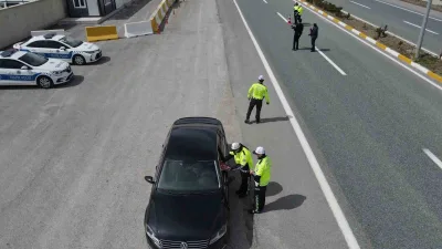 Erzincan'daki trafik ekipleri, bayram trafiği sırasında sürücülere kolonya ve şeker