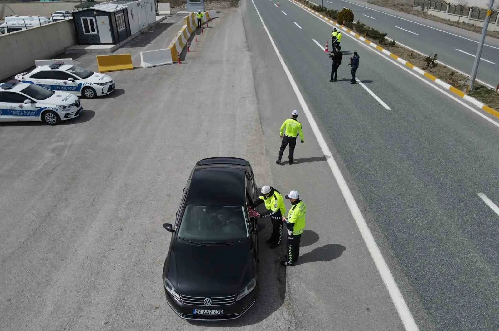 Erzincan'daki trafik ekipleri, bayram trafiği sırasında sürücülere kolonya ve şeker