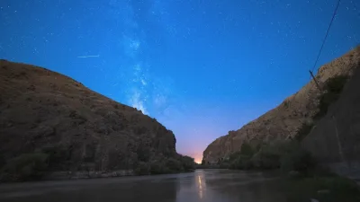 Erzincan'ın gece karanlığında Munzur Dağları'nın üzerinde uzun pozlama tekniğiyle çekilen