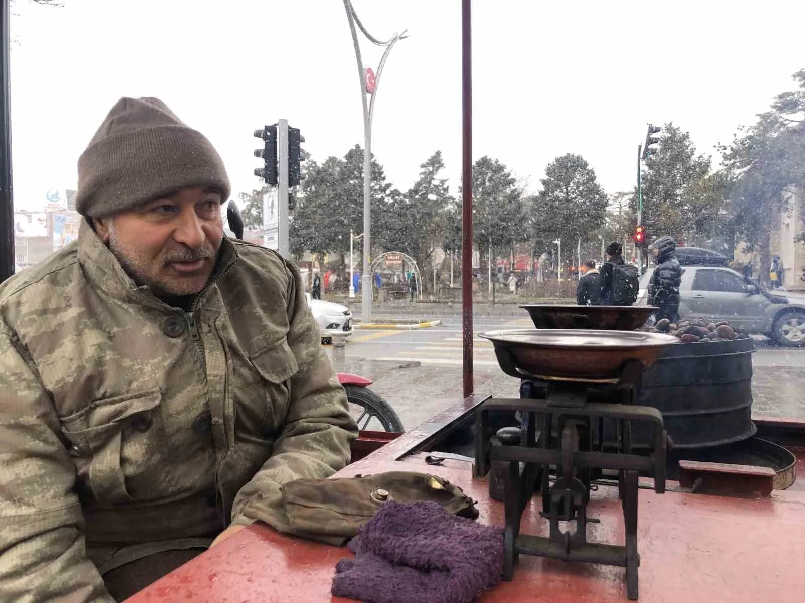 Erzincan'da motosiklet kazasında yaşamını yitiren kestane satıcısı Ekrem Öztürk (54),