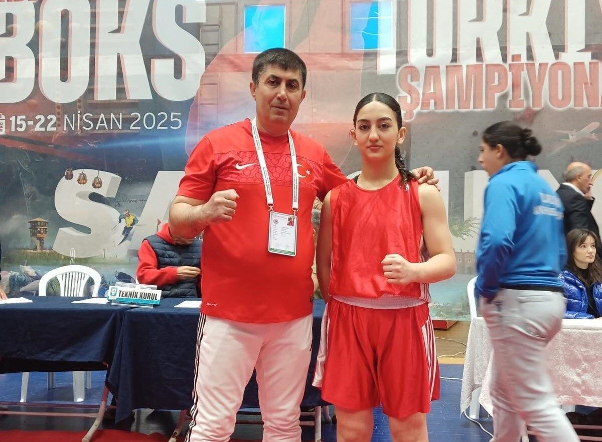 Erzincanlı sporcular Mevsim Gül Ateş ve Yağmur Palut, Samsun’da düzenlenen