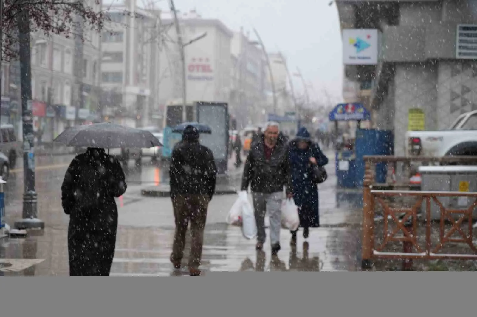 Erzurum’da takvimler Nisan ayını gösterse de zaman zaman sürpriz kar