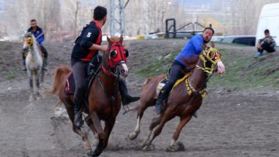 Erzurum’da meraklıları tarafından heyecanla beklenen cirit müsabakalarında sporcuların ve atların