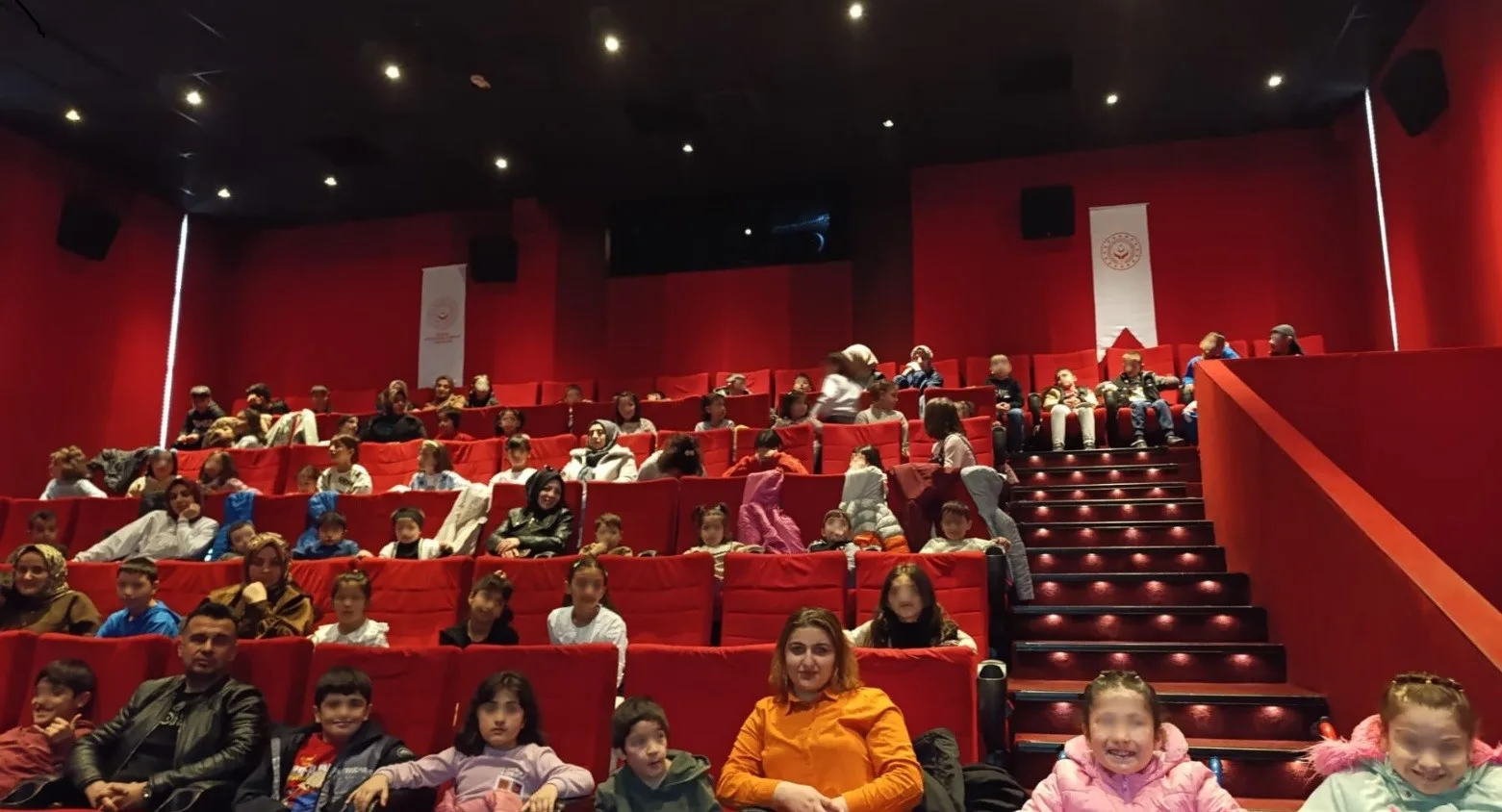 Erzurum'da çocuklara yönelik çizgi film gösterimi düzenlendi. 143 çocuğun katıldığı