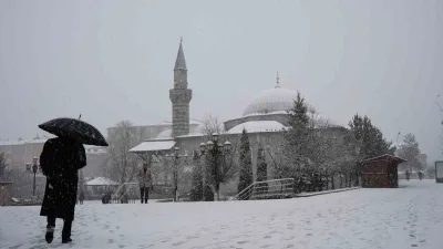 Erzurum’da sabah saatlerinden başlayan ve zaman zaman etkisini artıran yoğun