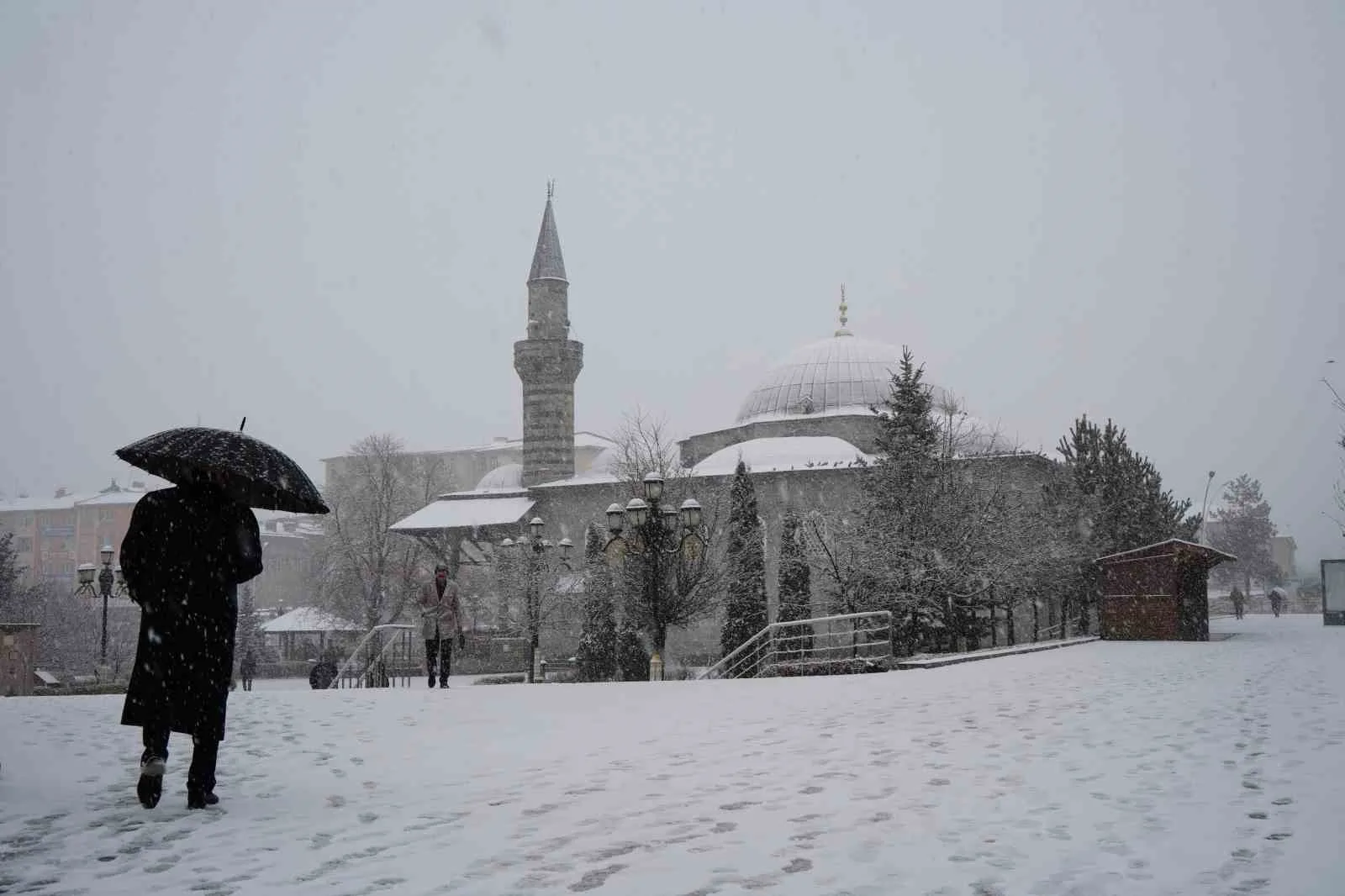 Erzurum’da sabah saatlerinden başlayan ve zaman zaman etkisini artıran yoğun