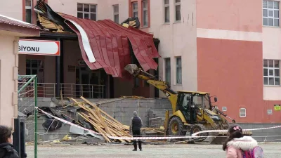 Erzurum’da 2 gündür etkili olan kuvvetli rüzgâr ve fırtına, bir