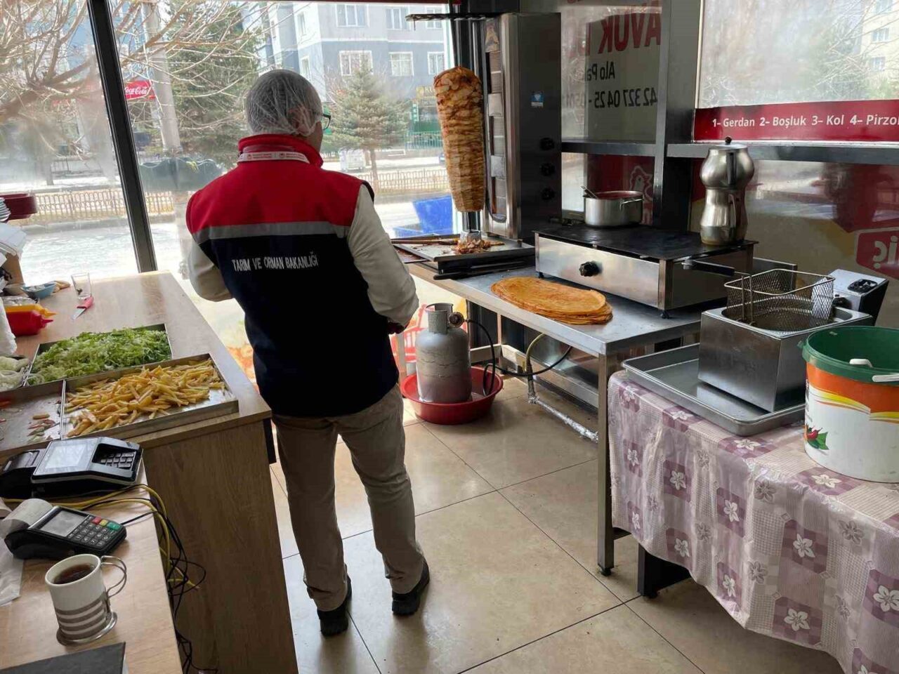 Erzurum’da Tarım ve Orman İl Müdürlüğü ekipleri tarafından tavuk döner