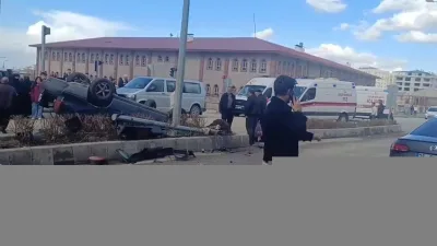 Erzurum'un Yakutiye ilçesinde meydana gelen trafik kazasında aracın takla atması