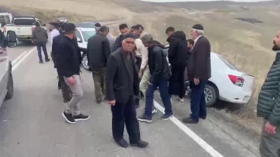 Tekman ilçesindeki trafik kazasında 2 otomobilin kafa kafaya çarpışması sonucu