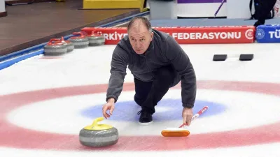 Erzurum Gençlik ve Spor İl Müdürü Levent Çakmur, lisanslı curlingçi