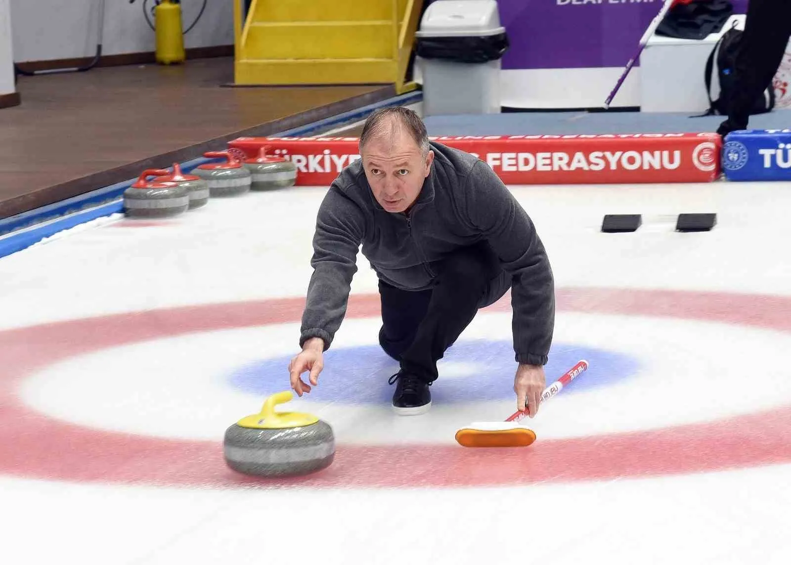 Erzurum Gençlik ve Spor İl Müdürü Levent Çakmur, lisanslı curlingçi